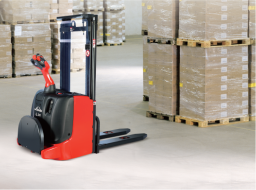 Ứng dụng thực tiễn của Xe nâng Stacker Linde L12P