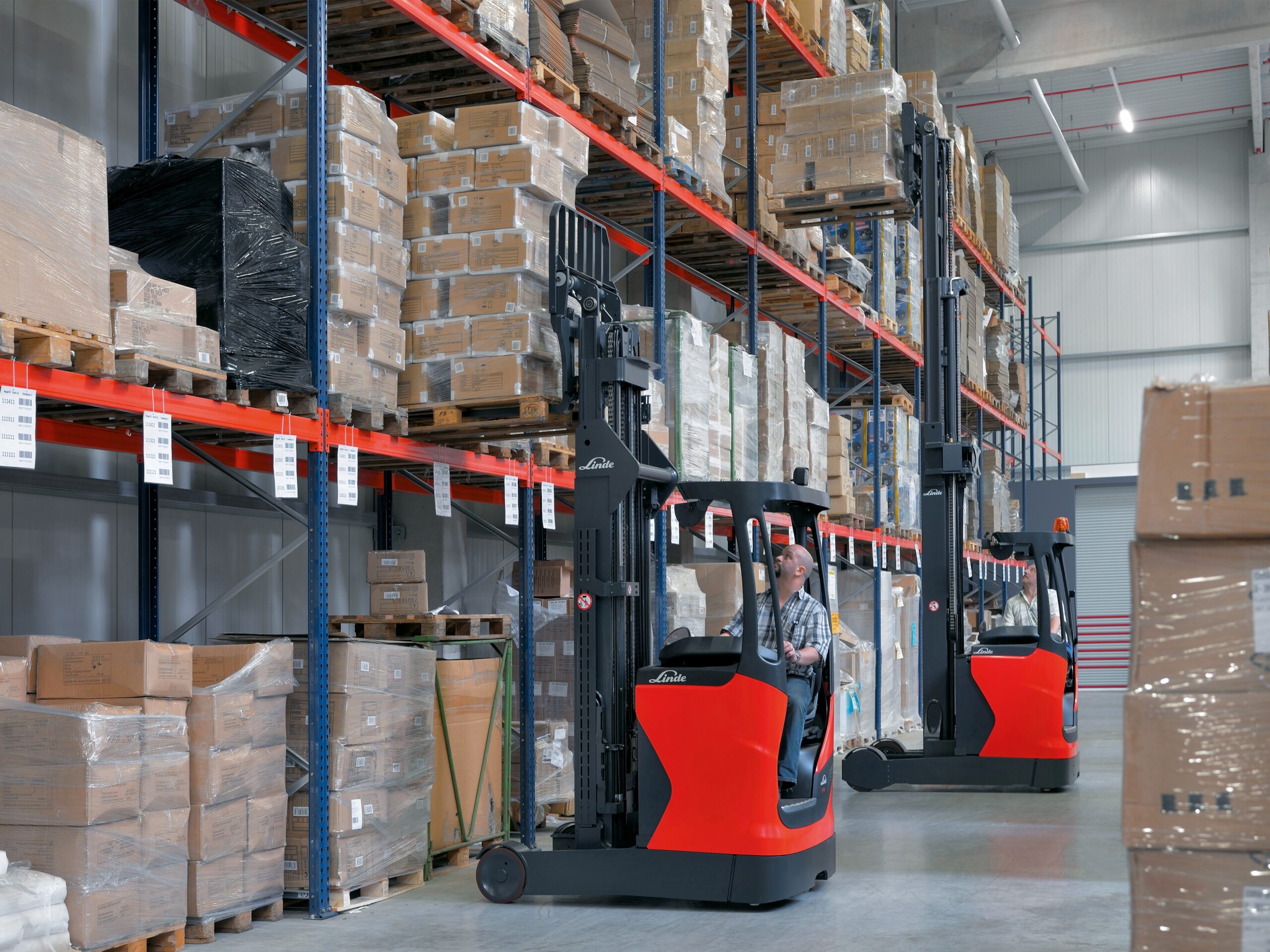 Ứng dụng thực tiễn của Xe nâng Reach Truck Linde R14 – R25 Series